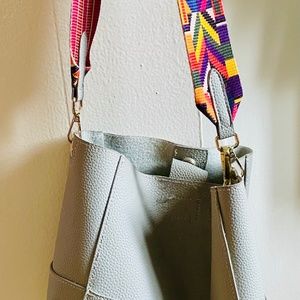 Vegan shoulder bag with reversible straps -- used once.
